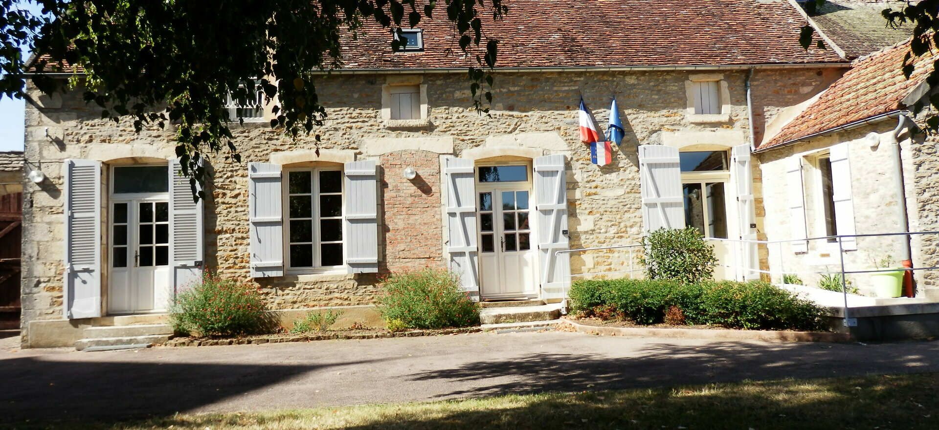 Mairie de Provency dans le 89 Yonne en bourgogne